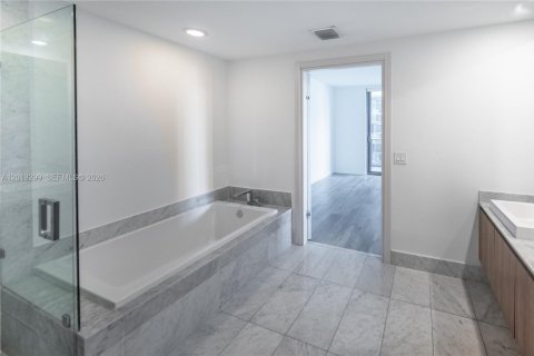 Condo in Miami, Florida, 2 bedrooms № 2186293 - photo 12
