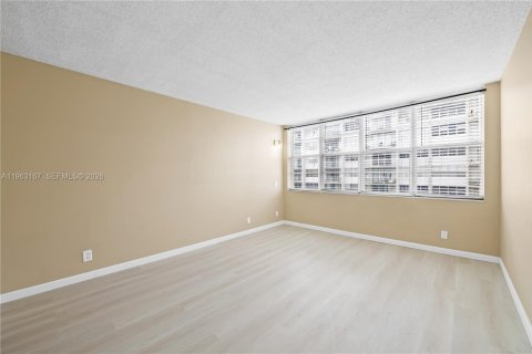 Copropriété à louer à North Miami Beach, Floride: 1 chambre, 72.46 m2 № 2024220 - photo 10