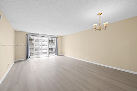 Copropriété à louer à North Miami Beach, Floride: 1 chambre, 72.46 m2 № 2024220 - photo 5