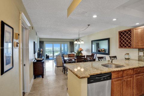 Condo in Lauderdale-by-the-Sea, Florida, 2 bedrooms  № 2067442 - photo 4