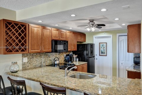 Condo in Lauderdale-by-the-Sea, Florida, 2 bedrooms  № 2067442 - photo 3