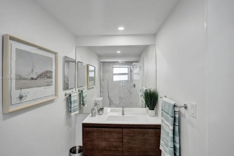 Condo in Lauderdale-by-the-Sea, Florida, 2 bedrooms  № 2067442 - photo 13