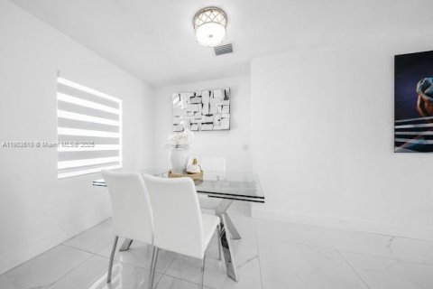 Villa ou maison à vendre à Miami Gardens, Floride: 4 chambres, 111.48 m2 № 1954420 - photo 11