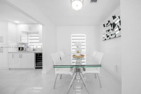 Villa ou maison à vendre à Miami Gardens, Floride: 4 chambres, 111.48 m2 № 1954420 - photo 10