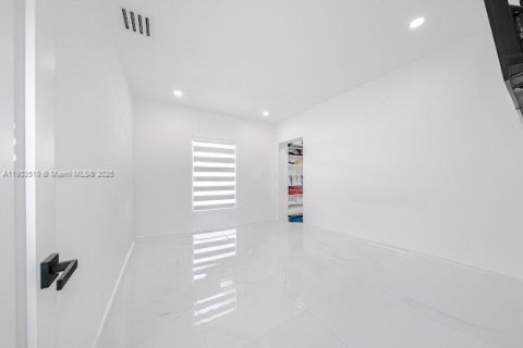 Villa ou maison à vendre à Miami Gardens, Floride: 4 chambres, 111.48 m2 № 1954420 - photo 21