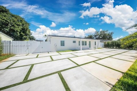 Villa ou maison à vendre à Miami Gardens, Floride: 4 chambres, 111.48 m2 № 1954420 - photo 2
