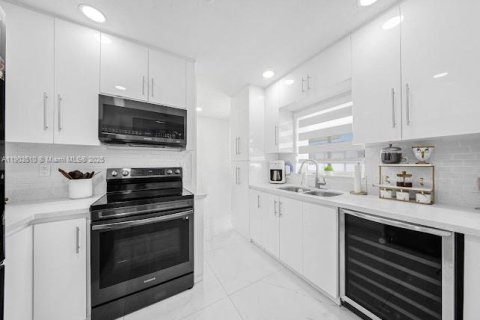 Villa ou maison à vendre à Miami Gardens, Floride: 4 chambres, 111.48 m2 № 1954420 - photo 13