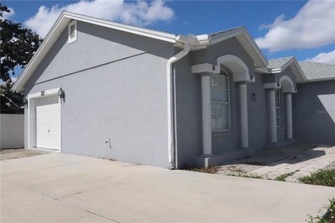House in Tampa, Florida 3 bedrooms, 143.91 sq.m. № 2211720 - photo 2