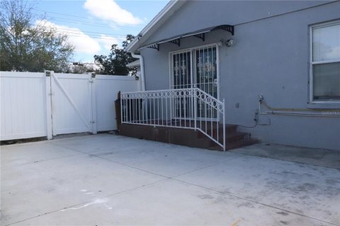 House in Tampa, Florida 3 bedrooms, 143.91 sq.m. № 2211720 - photo 12