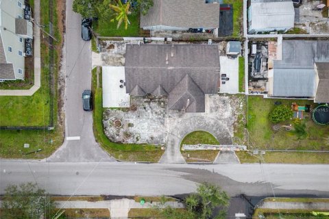 House in Tampa, Florida 3 bedrooms, 143.91 sq.m. № 2211720 - photo 19