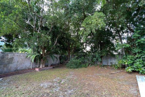 Villa ou maison à vendre à Miami, Floride: 4 chambres, 481.23 m2 № 1874815 - photo 17