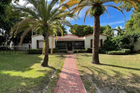 Villa ou maison à vendre à Miami, Floride: 4 chambres, 481.23 m2 № 1874815 - photo 1
