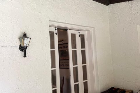 Villa ou maison à vendre à Miami, Floride: 4 chambres, 481.23 m2 № 1874815 - photo 16