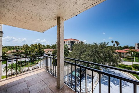 Снять в аренду кондоминиум в Сент-Питерсберг, Флорида 1 комната, 98.01м2, № 1334532 - фото 2