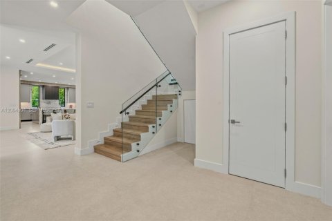 House in South Miami, Florida 5 bedrooms, 411.65 sq.m. № 2384946 - photo 24