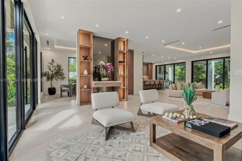 House in South Miami, Florida 5 bedrooms, 411.65 sq.m. № 2384946 - photo 20