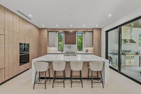 House in South Miami, Florida 5 bedrooms, 411.65 sq.m. № 2384946 - photo 14