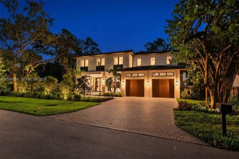 House in South Miami, Florida 5 bedrooms, 411.65 sq.m. № 2384946 - photo 2