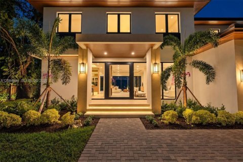 House in South Miami, Florida 5 bedrooms, 411.65 sq.m. № 2384946 - photo 4
