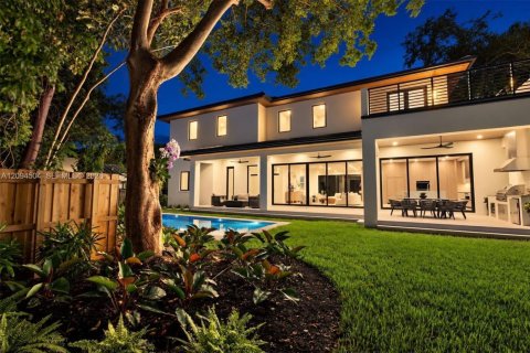 House in South Miami, Florida 5 bedrooms, 411.65 sq.m. № 2384946 - photo 3