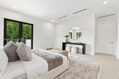 House in South Miami, Florida 5 bedrooms, 411.65 sq.m. № 2384946 - photo 28