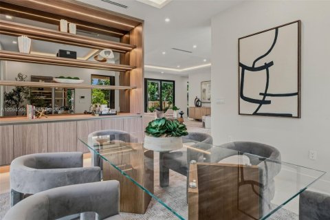 House in South Miami, Florida 5 bedrooms, 411.65 sq.m. № 2384946 - photo 22
