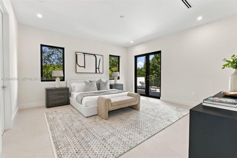 House in South Miami, Florida 5 bedrooms, 411.65 sq.m. № 2384946 - photo 27