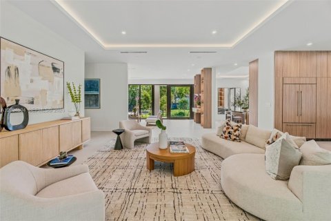 House in South Miami, Florida 5 bedrooms, 411.65 sq.m. № 2384946 - photo 17