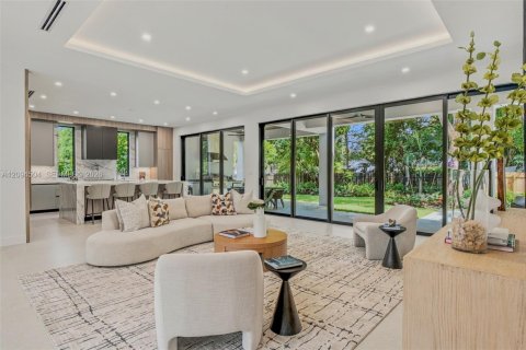 House in South Miami, Florida 5 bedrooms, 411.65 sq.m. № 2384946 - photo 10