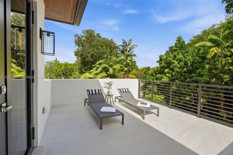 House in South Miami, Florida 5 bedrooms, 411.65 sq.m. № 2384946 - photo 30