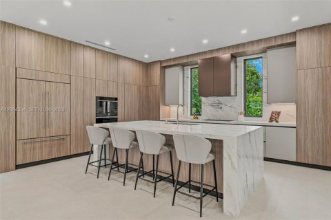 House in South Miami, Florida 5 bedrooms, 411.65 sq.m. № 2384946 - photo 13