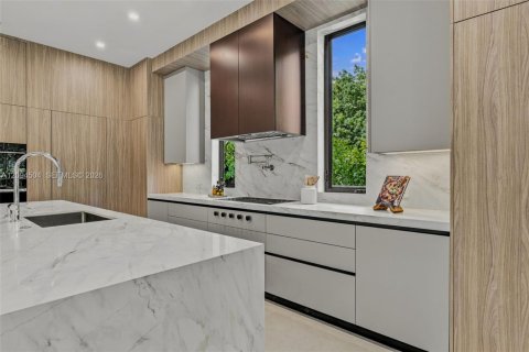 House in South Miami, Florida 5 bedrooms, 411.65 sq.m. № 2384946 - photo 15