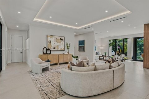 House in South Miami, Florida 5 bedrooms, 411.65 sq.m. № 2384946 - photo 18