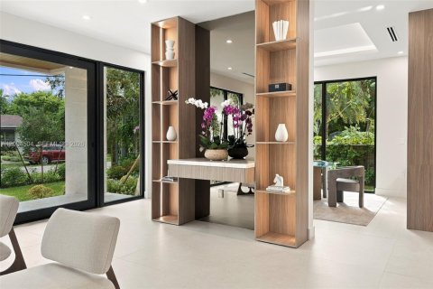 House in South Miami, Florida 5 bedrooms, 411.65 sq.m. № 2384946 - photo 6