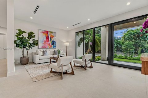 House in South Miami, Florida 5 bedrooms, 411.65 sq.m. № 2384946 - photo 9