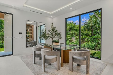 House in South Miami, Florida 5 bedrooms, 411.65 sq.m. № 2384946 - photo 23