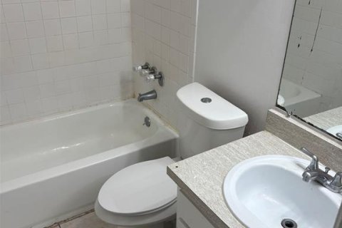 Casa en alquiler en Brandon, Florida, 3 dormitorios, 127.18 m2 № 1917419 - foto 6