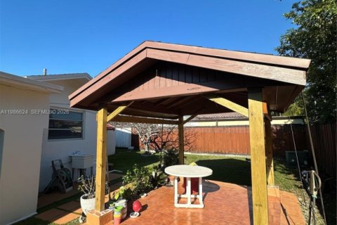 Casa en venta en Miami, Florida, 3 dormitorios, 161 m2 № 2058085 - foto 10