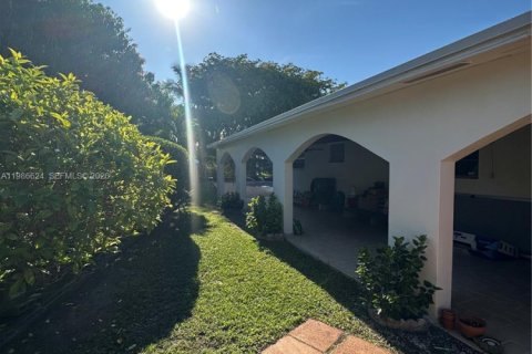 Casa en venta en Miami, Florida, 3 dormitorios, 161 m2 № 2058085 - foto 9