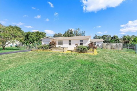 House in Southwest Ranches, Florida 5 bedrooms, 216.37 sq.m. № 1685902 - photo 1