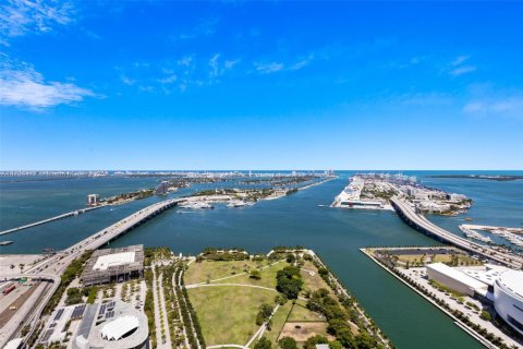 Condo in Miami, Florida, 4 bedrooms  № 566332 - photo 2