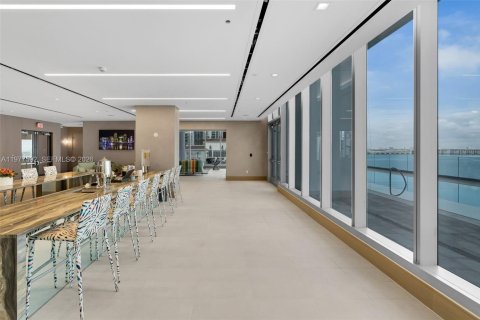 Condominio en alquiler en Miami, Florida, 1 dormitorio, 63.17 m2 № 2047489 - foto 23