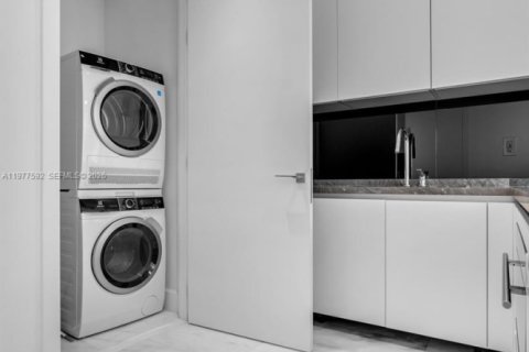 Condominio en alquiler en Miami, Florida, 1 dormitorio, 63.17 m2 № 2047489 - foto 9