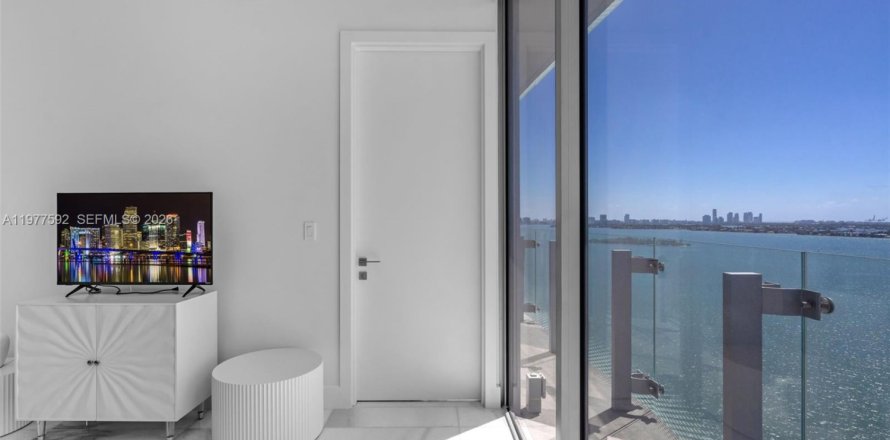 Condominio en Miami, Florida, 1 dormitorio  № 2047489