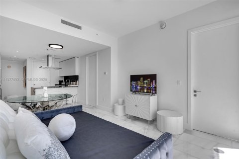 Condominio en alquiler en Miami, Florida, 1 dormitorio, 63.17 m2 № 2047489 - foto 3