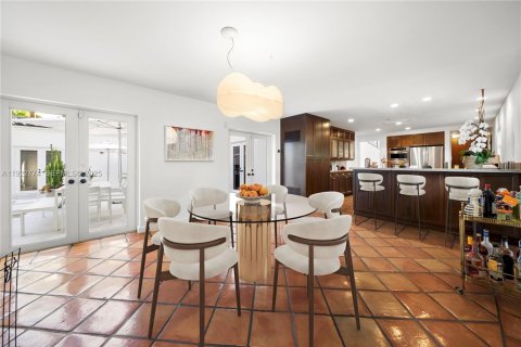 House in Miami Beach, Florida 5 bedrooms, 398.18 sq.m. № 1986036 - photo 12