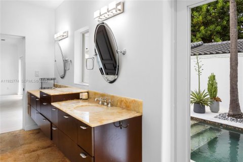 House in Miami Beach, Florida 5 bedrooms, 398.18 sq.m. № 1986036 - photo 16