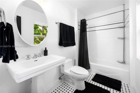 House in Miami Beach, Florida 5 bedrooms, 398.18 sq.m. № 1986036 - photo 20