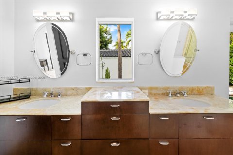 House in Miami Beach, Florida 5 bedrooms, 398.18 sq.m. № 1986036 - photo 17