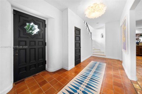 House in Miami Beach, Florida 5 bedrooms, 398.18 sq.m. № 1986036 - photo 18